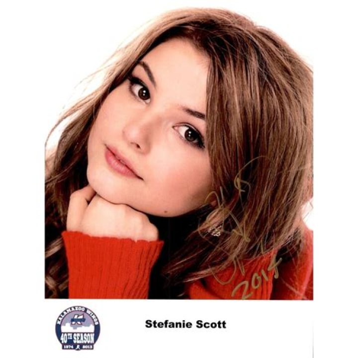 Stefanie Scott photo 2